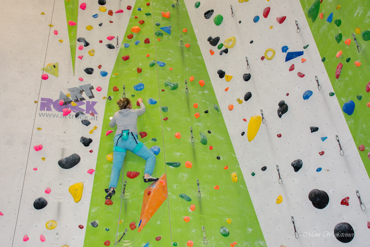 Klettern im Vorstieg Vorstiegsklettern in der Kletterhalle in Wörgl
