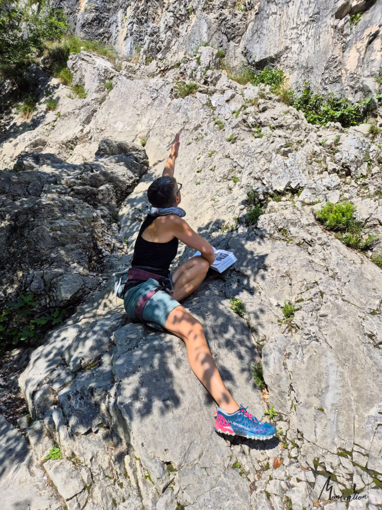 Moni beim Erklären der Routen
